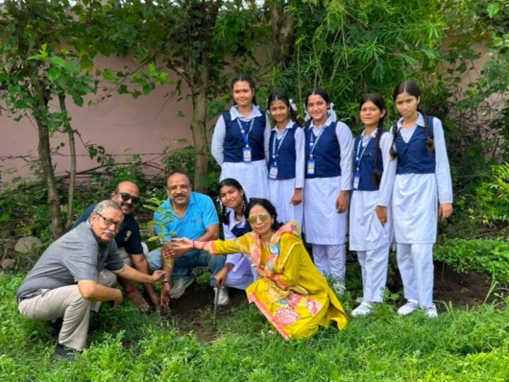 रोटरी क्लब व इन्ट्रेक्ट क्लब ने 25 पौधे लगाकर मनाया हरेला