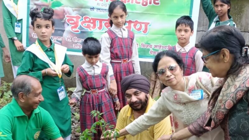 रोटरी क्लब ने पर्यावरण संरक्षण एवं जलवायु परिवर्तन हेतु चलाया वृक्षारोपण अभियान