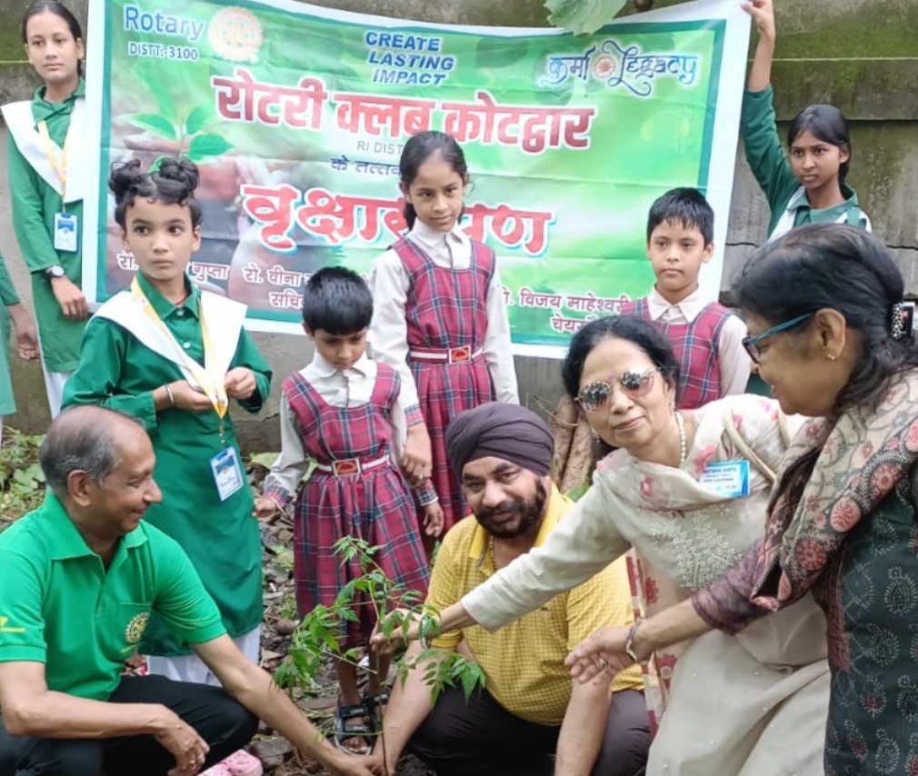 रोटरी क्लब ने पर्यावरण संरक्षण एवं जलवायु परिवर्तन हेतु चलाया वृक्षारोपण अभियान