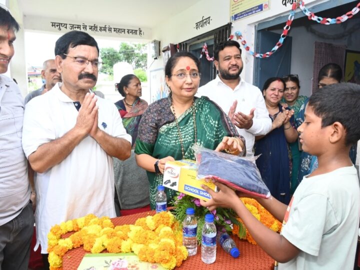 कारगिल विजय दिवस एवं हरेला पर्व के अवसर पर विद्यार्थियों को जूते व ड्रेस किये वितरित