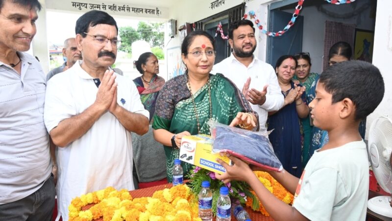 कारगिल विजय दिवस एवं हरेला पर्व के अवसर पर विद्यार्थियों को जूते व ड्रेस किये वितरित