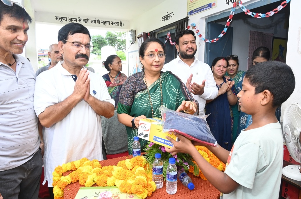 कारगिल विजय दिवस एवं हरेला पर्व के अवसर पर विद्यार्थियों को जूते व ड्रेस किये वितरित