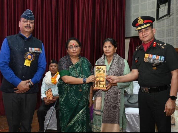 कारगिल विजय दिवस पर वीर शहीदों को दी भावभीनी श्रद्धांजलि, वीर नारियों, पूर्व सैनिकों एवं प्रतिभावान विद्यार्थियों का हुआ सम्मान