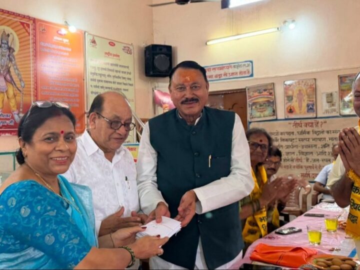 भारत विकास परिषद के सहयोग से आर्थिक रूप से कमजोर 25 छात्राओ की वर्ष भर की फीस हुई जमा