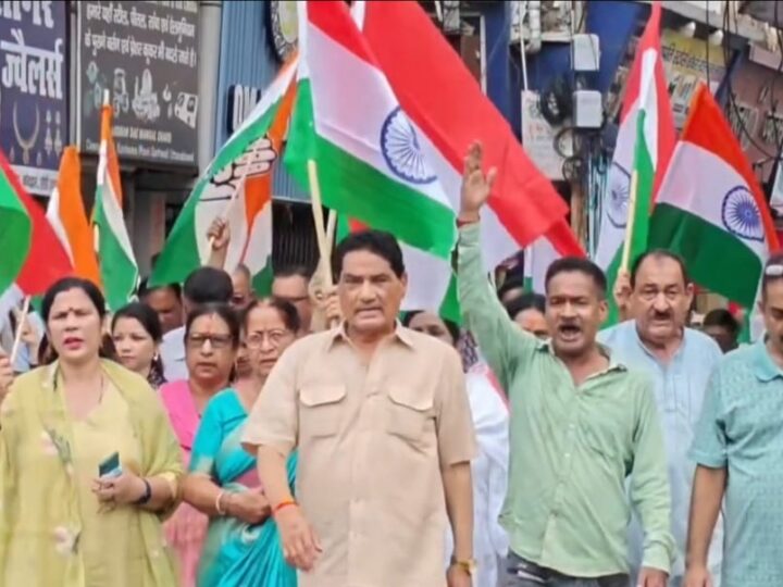 पूर्व कैबिनेट मंत्री सुरेन्द्र सिंह नेगी के नेतृत्व में अगस्त क्रांति दिवस पर कोटद्वार में निकली भव्य तिरंगा यात्रा