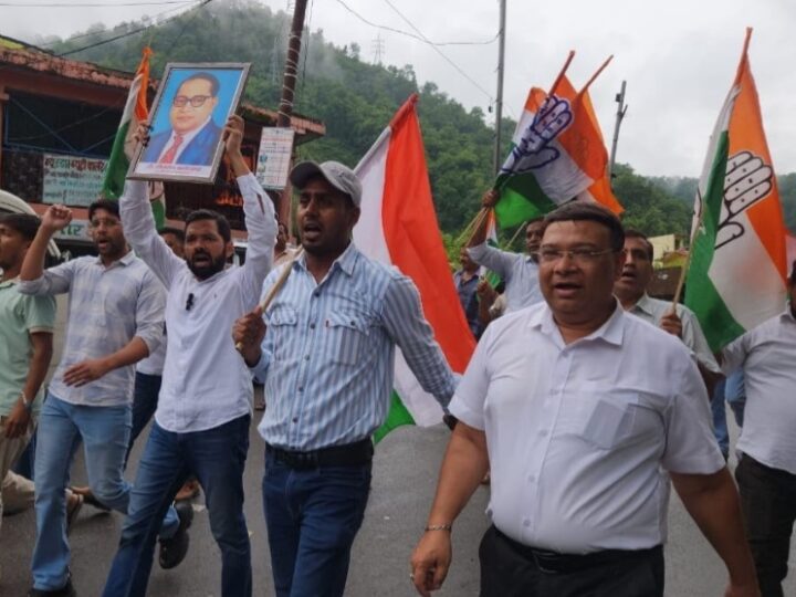 कांग्रेस जिलाध्यक्ष विकास नेगी के नेतृत्व में हल्द्वानी में कांग्रेस रैली स्थल के तथाकथित “शुद्धिकरण” के विरोध में कांग्रेसियों ने दुगड्डा में किया शांति मार्च एवं सत्याग्रह