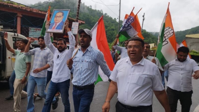 कांग्रेस जिलाध्यक्ष विकास नेगी के नेतृत्व में हल्द्वानी में कांग्रेस रैली स्थल के तथाकथित “शुद्धिकरण” के विरोध में कांग्रेसियों ने दुगड्डा में किया शांति मार्च एवं सत्याग्रह