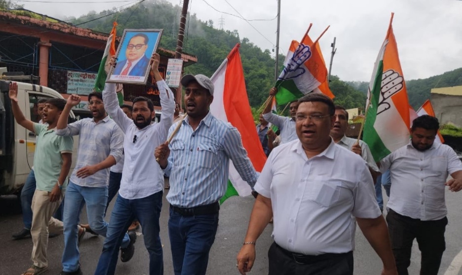 कांग्रेस जिलाध्यक्ष विकास नेगी के नेतृत्व में हल्द्वानी में कांग्रेस रैली स्थल के तथाकथित “शुद्धिकरण” के विरोध में कांग्रेसियों ने दुगड्डा में किया शांति मार्च एवं सत्याग्रह