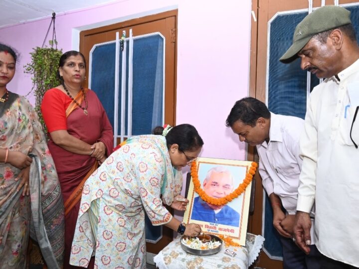 अटल बिहारी वाजपेयी की पुण्यतिथि पर विधानसभा अध्यक्ष ऋतु खण्डूडी भूषण ने अर्पित की श्रद्धांजलि