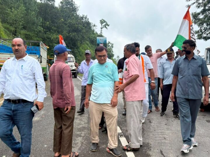 कांग्रेस ने यमकेश्वर में भाजपा विधायक को दिखाए काले झंडे