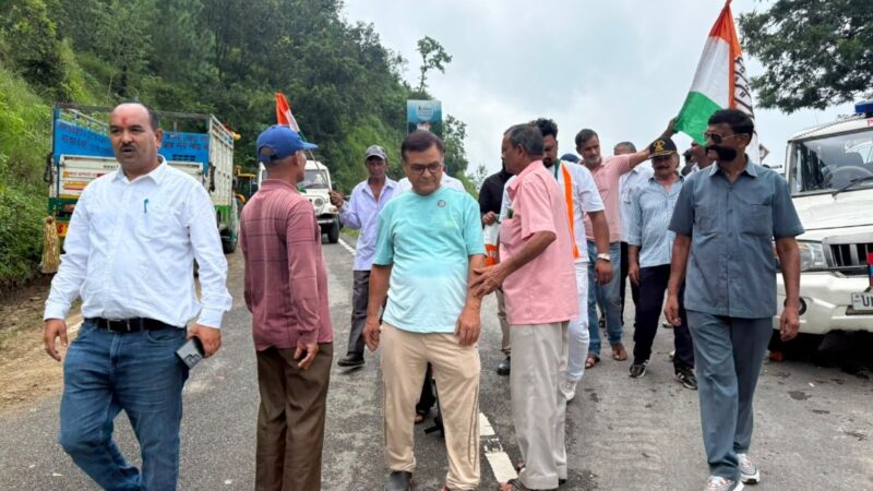 कांग्रेस ने यमकेश्वर में भाजपा विधायक को दिखाए काले झंडे