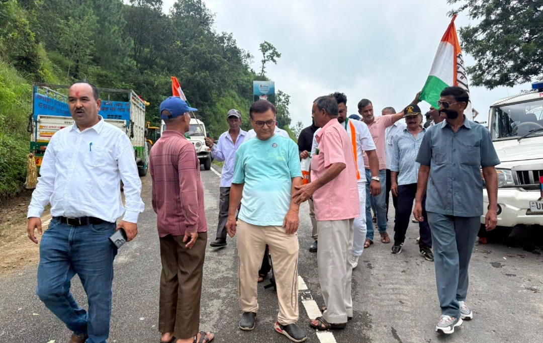 कांग्रेस ने यमकेश्वर में भाजपा विधायक को दिखाए काले झंडे