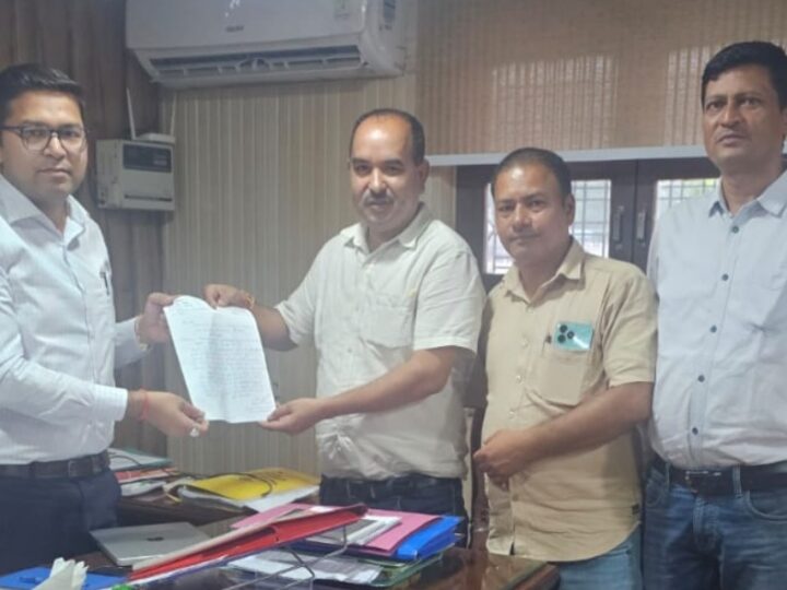यमकेश्वर में जंगली जानवरों के बढ़ते आतंक को लेकर प्रभागीय वनाधिकारी को सौंपा ज्ञापन