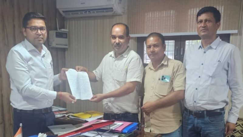 यमकेश्वर में जंगली जानवरों के बढ़ते आतंक को लेकर प्रभागीय वनाधिकारी को सौंपा ज्ञापन
