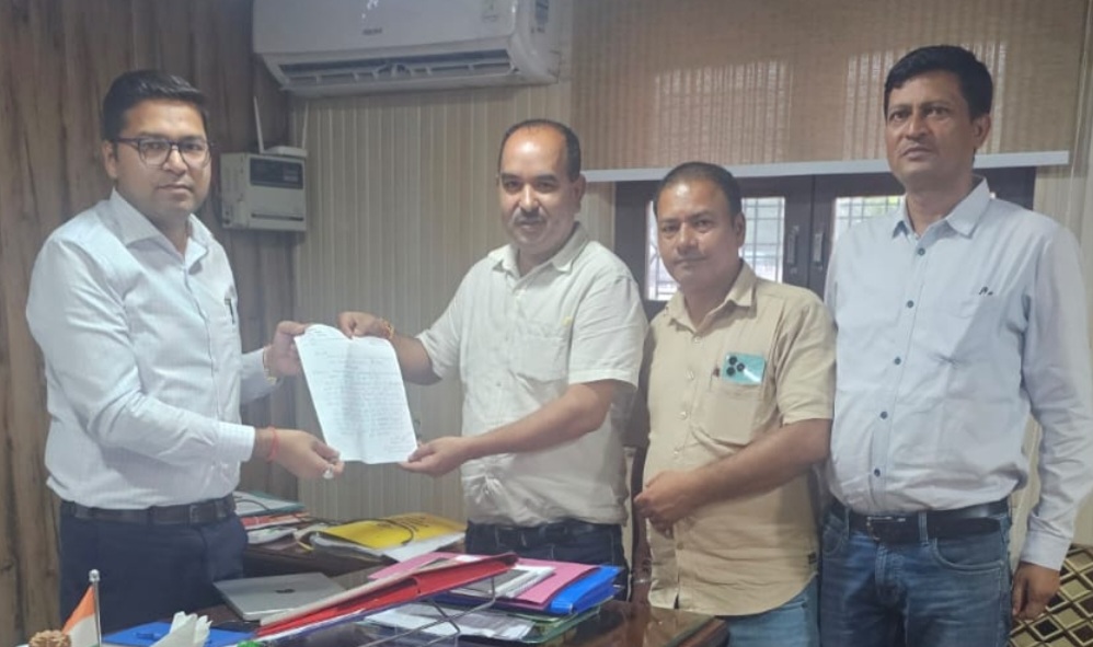यमकेश्वर में जंगली जानवरों के बढ़ते आतंक को लेकर प्रभागीय वनाधिकारी को सौंपा ज्ञापन