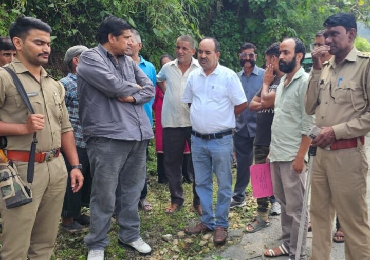 गुलदार के आतंक के खिलाफ विनोद डबराल ने उठाई आवाज, झाड़ियों की कटाई और सुरक्षा व्यवस्था को लेकर वन विभाग से कार्रवाई की मांग