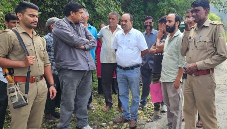गुलदार के आतंक के खिलाफ विनोद डबराल ने उठाई आवाज, झाड़ियों की कटाई और सुरक्षा व्यवस्था को लेकर वन विभाग से कार्रवाई की मांग