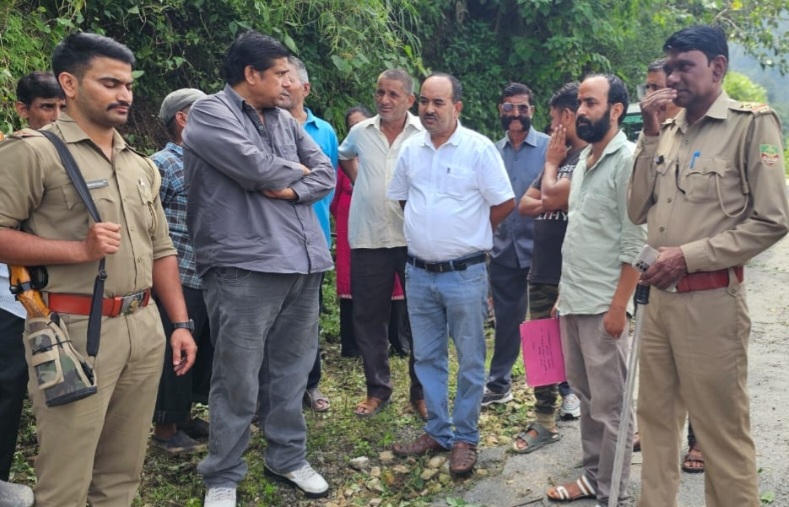गुलदार के आतंक के खिलाफ विनोद डबराल ने उठाई आवाज, झाड़ियों की कटाई और सुरक्षा व्यवस्था को लेकर वन विभाग से कार्रवाई की मांग