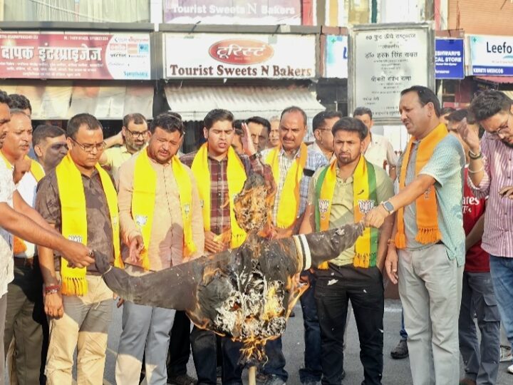 अजीत डोभाल व मातृ शक्ति के अपमान पर भड़की भाजपा ने फूंका राहुल गांधी का पुतला