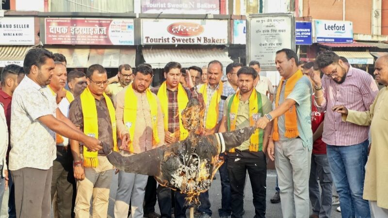 अजीत डोभाल व मातृ शक्ति के अपमान पर भड़की भाजपा ने फूंका राहुल गांधी का पुतला