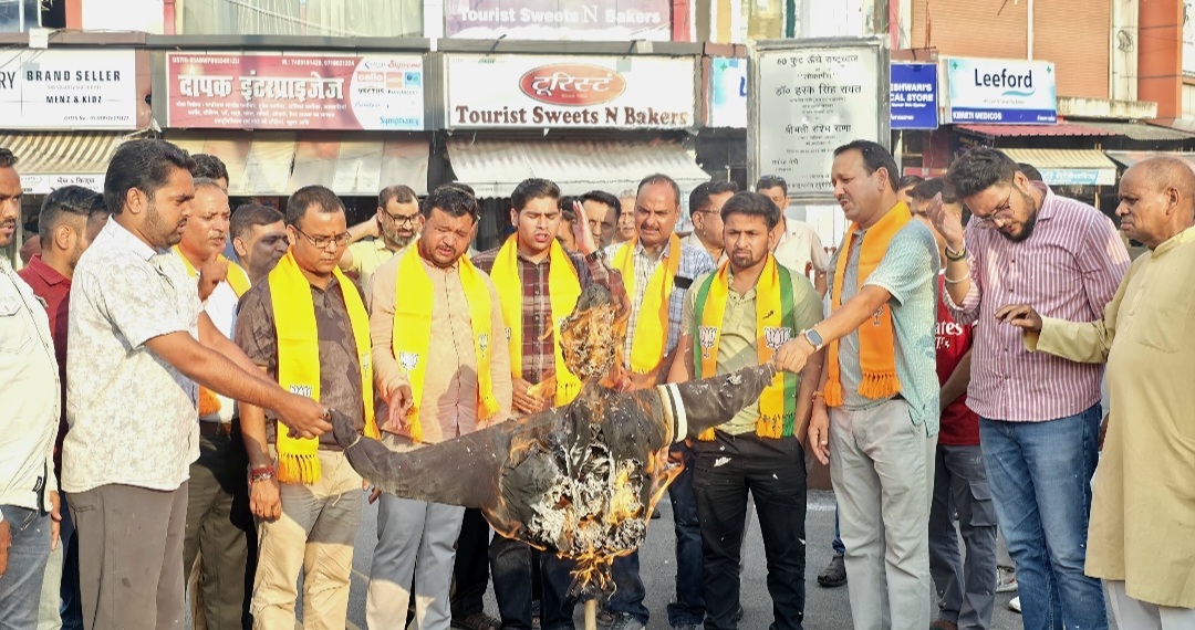 अजीत डोभाल व मातृ शक्ति के अपमान पर भड़की भाजपा ने फूंका राहुल गांधी का पुतला