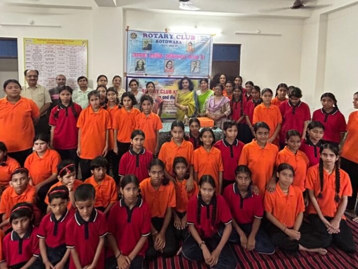 रोटरी क्लब ने किया स्वास्थ्य एवं स्वच्छता जागरूकता कार्यक्रम का आयोजन