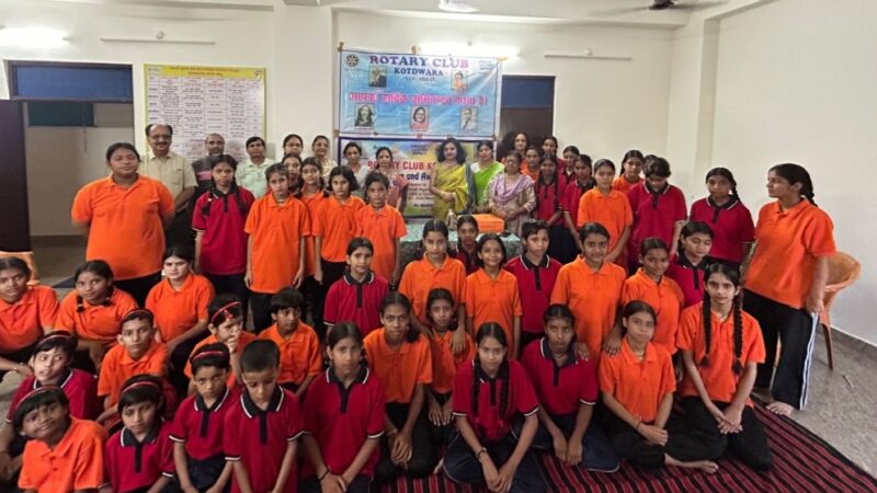 रोटरी क्लब ने किया स्वास्थ्य एवं स्वच्छता जागरूकता कार्यक्रम का आयोजन