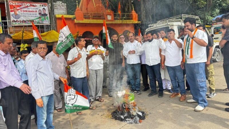 ज्ञानेश कुमार का पुतला दहन कर कांग्रेस ने किया विरोध प्रदर्शन