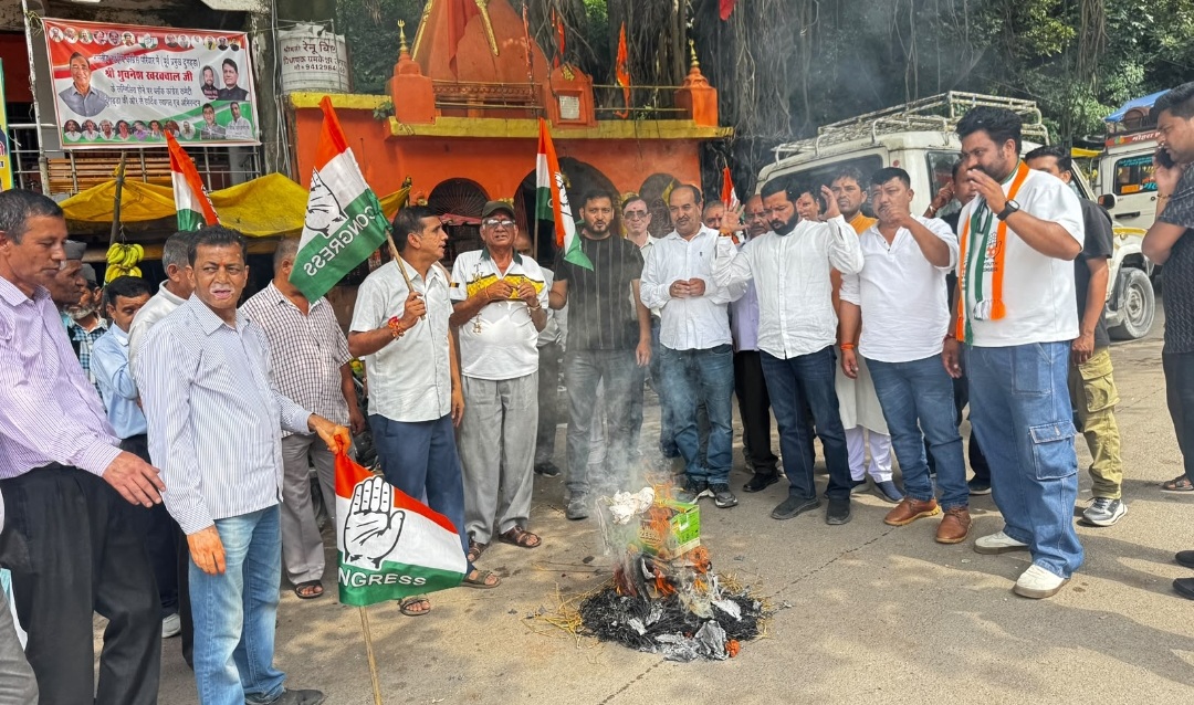 ज्ञानेश कुमार का पुतला दहन कर कांग्रेस ने किया विरोध प्रदर्शन