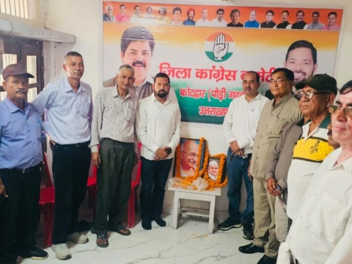 कांग्रेसियों ने महात्मा गांधी व लाल बहादुर शास्त्री को जयंती पर किया याद