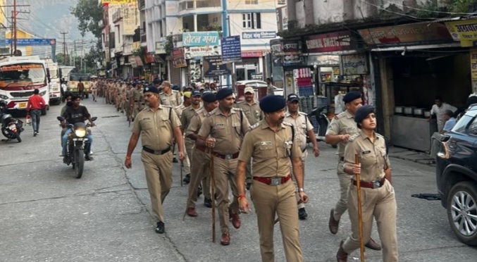 आगामी त्योहारों के मद्देनजर कोटद्वार पुलिस ने किया फ्लैग मार्च