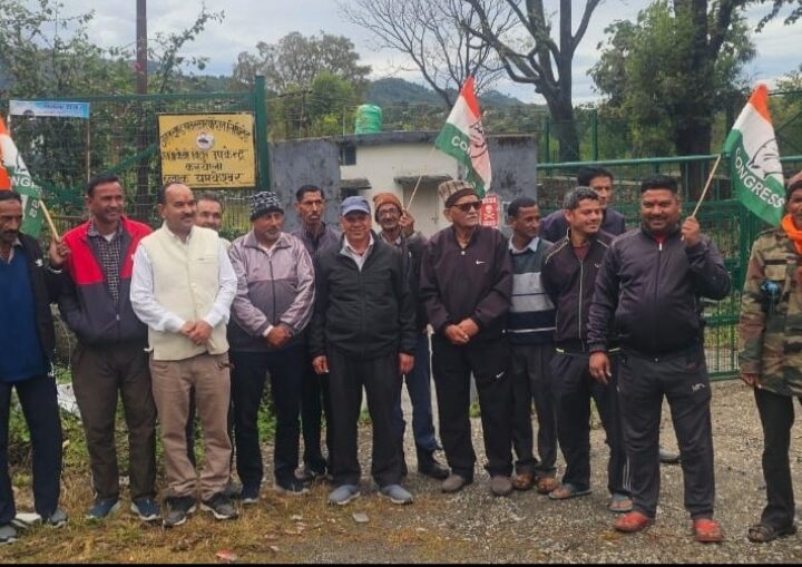 यमकेश्वर में अघोषित विद्युत कटौती के विरोध में पूर्व कांग्रेस जिलाध्यक्ष विनोद डबराल के नेतृत्व में कांग्रेसियों ने विद्युत सब स्टेशन कस्याली में किया प्रदर्शन