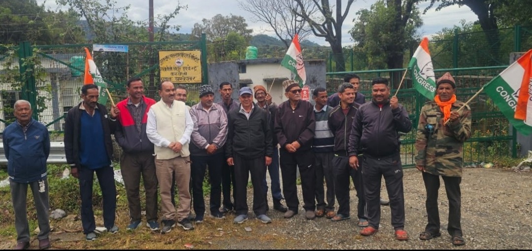 यमकेश्वर में अघोषित विद्युत कटौती के विरोध में पूर्व कांग्रेस जिलाध्यक्ष विनोद डबराल के नेतृत्व में कांग्रेसियों ने विद्युत सब स्टेशन कस्याली में किया प्रदर्शन